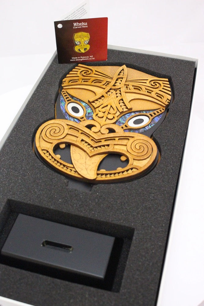Large Standing Wheku Art – gecko in the village
