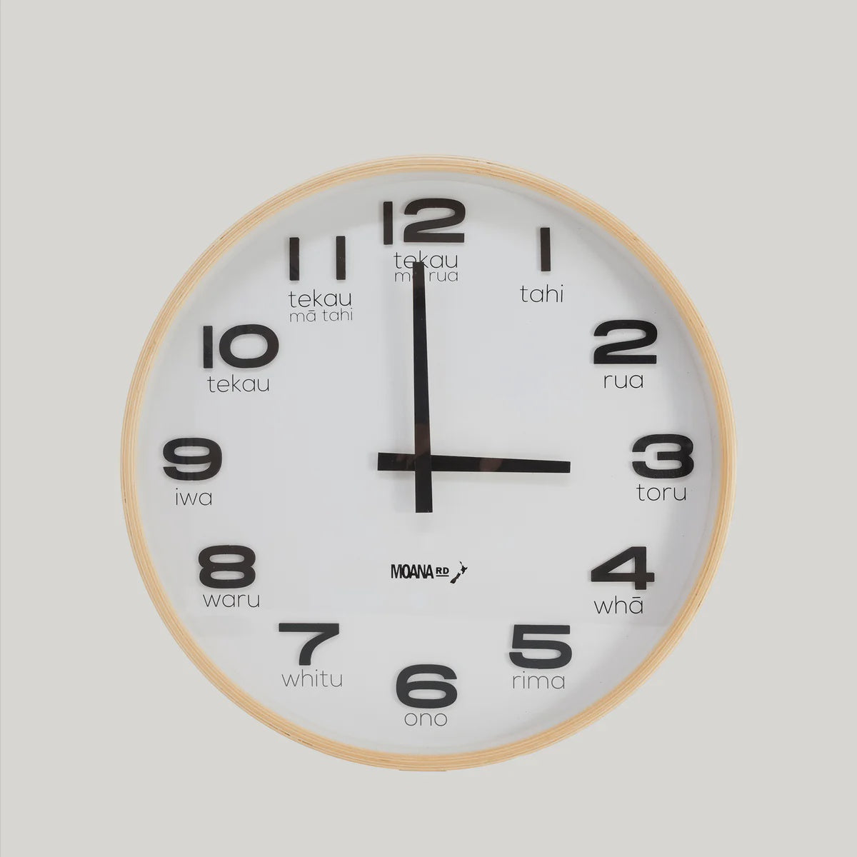 Large Te Reo Clock – gecko in the village