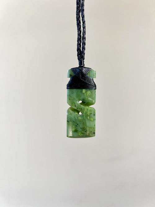 Greenstone / Pounamu Pendant Toki Twist (Flower Jade)