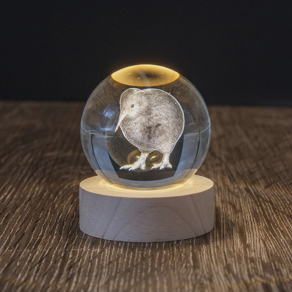 Kiwi LED Globe – gecko in the village