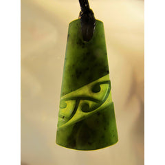 Wedge shaped greenstone pendant with diagonal pattern (4cm)